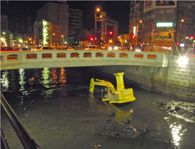水陸両用バックホウによる掘削工 浚渫工（橋梁下）