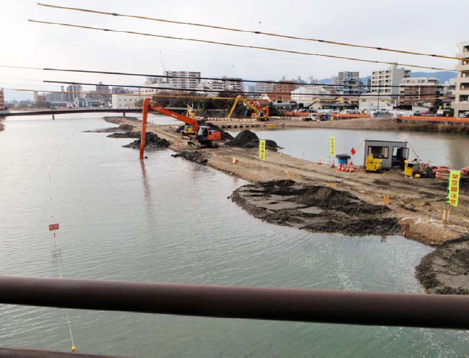 水陸両用バックホウによる掘削工 浚渫工（橋梁下）