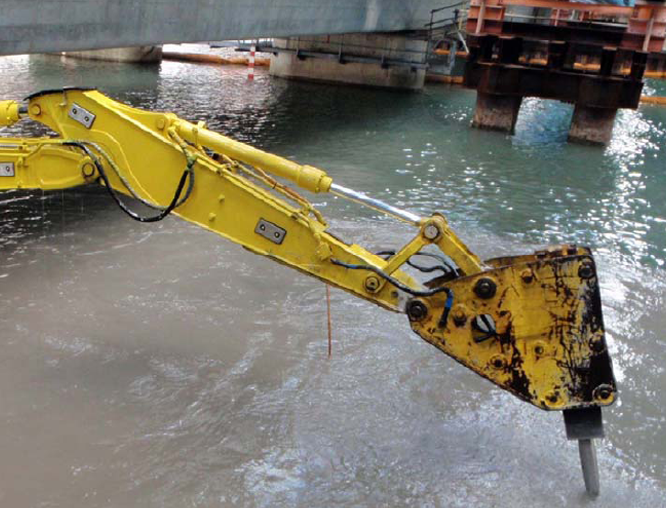 水陸両用バックホウによる掘削工 浚渫工（橋梁下）