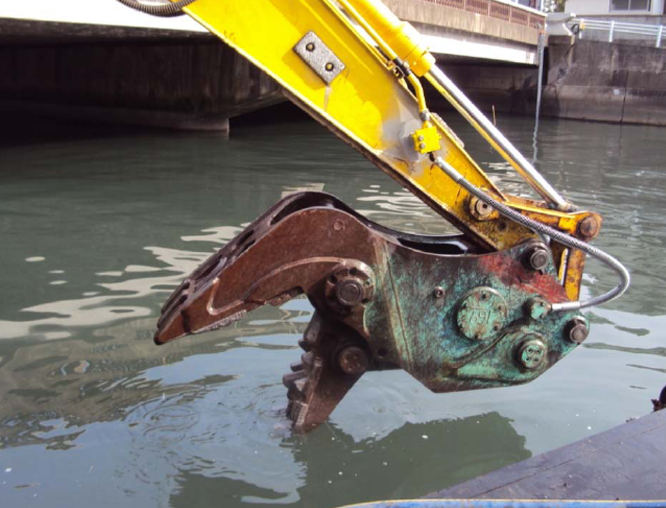 水陸両用バックホウによる掘削工 浚渫工（橋梁下）