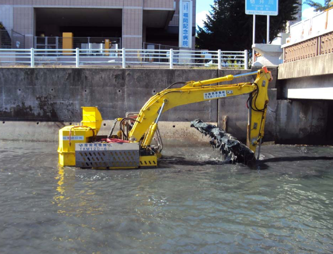 水陸両用バックホウによる掘削工 浚渫工（橋梁下）