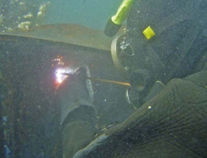 水陸両用バックホウによる災害復旧工事