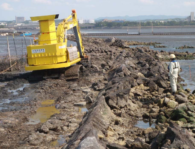 水陸両用バックホウによる防波堤災害復旧工事