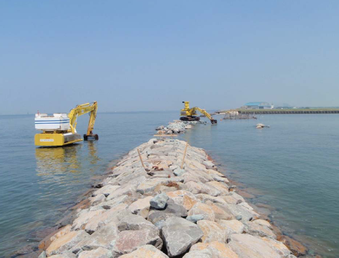 水陸両用バックホウによる防波堤災害復旧工事