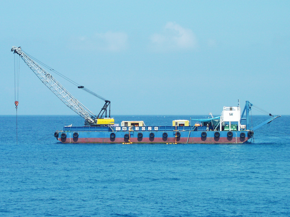 クレーン付き作業台船