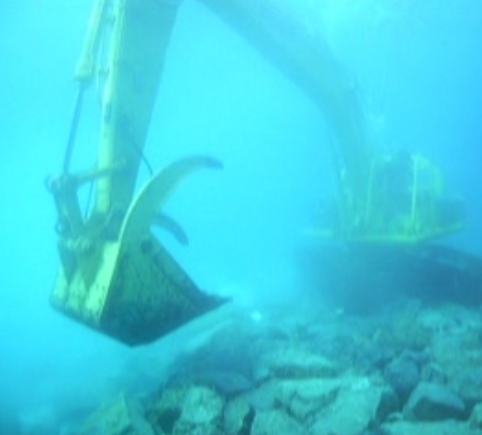 水中バックホウ