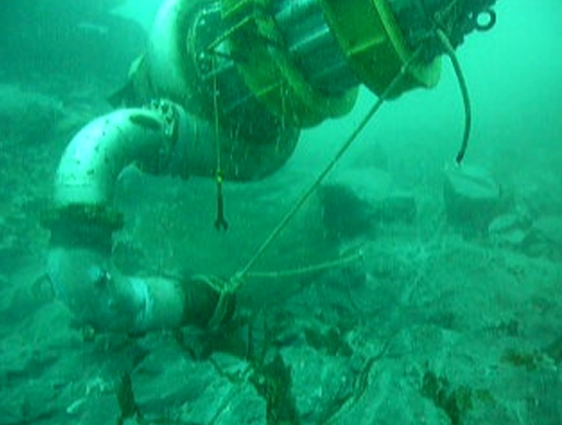 水中バックホウの基礎工事　岩盤清掃