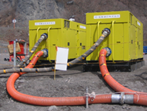 水中バックホウの基礎工事　基礎捨石・被覆石工