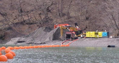 水中バックホウの基礎工事　基礎捨石・被覆石工