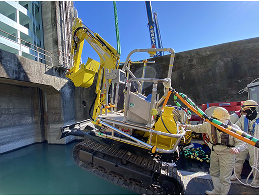 水中バックホウの無人化工事